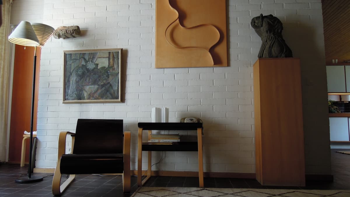 Villa Skeppetin eteisen seinällä on Alvar Aallon maalaama taulu.