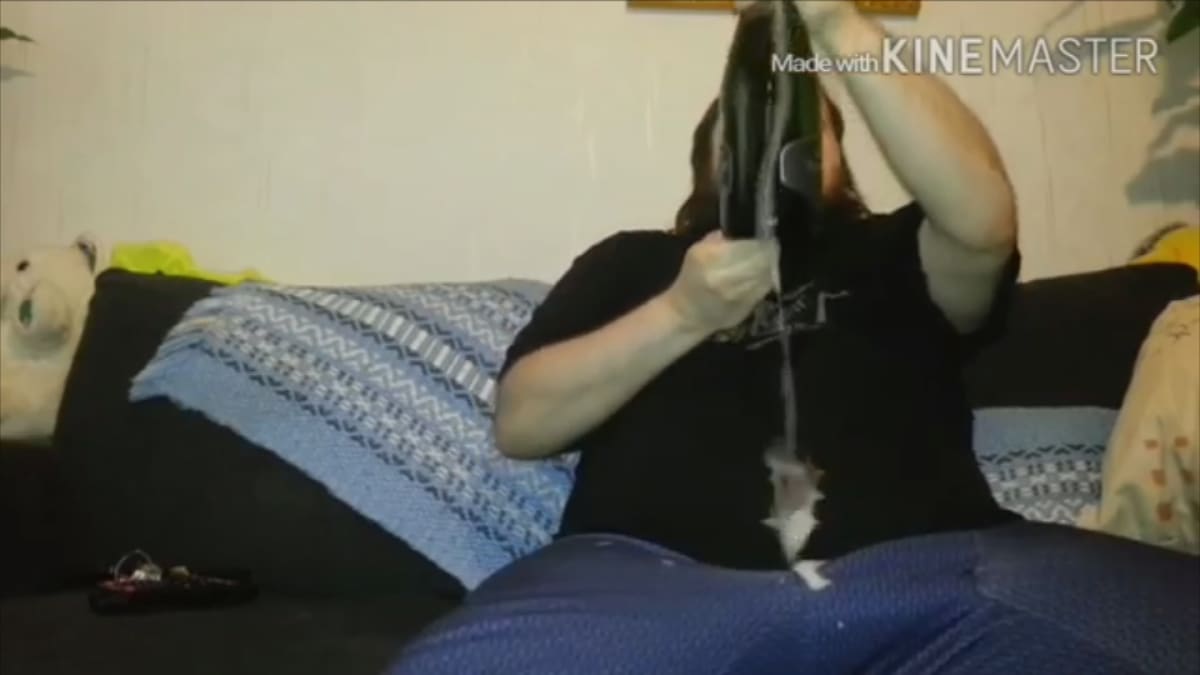- Eikö tämä kuohuviinin kirous ikinä lopu, Markoboy87 sadattelee kuuluisalla kotisohvallaan.