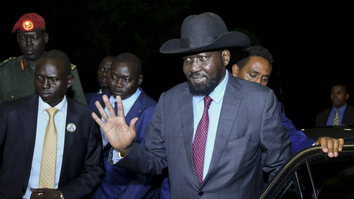Huopahattua käyttävä presidentti Salva Kiir saapui neuvotteluihin.