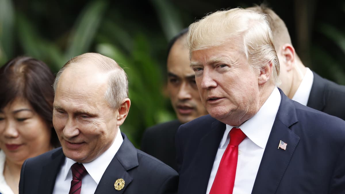 Vladimir Putin ja Donald Trump Vietnamissa marraskuussa 2017.