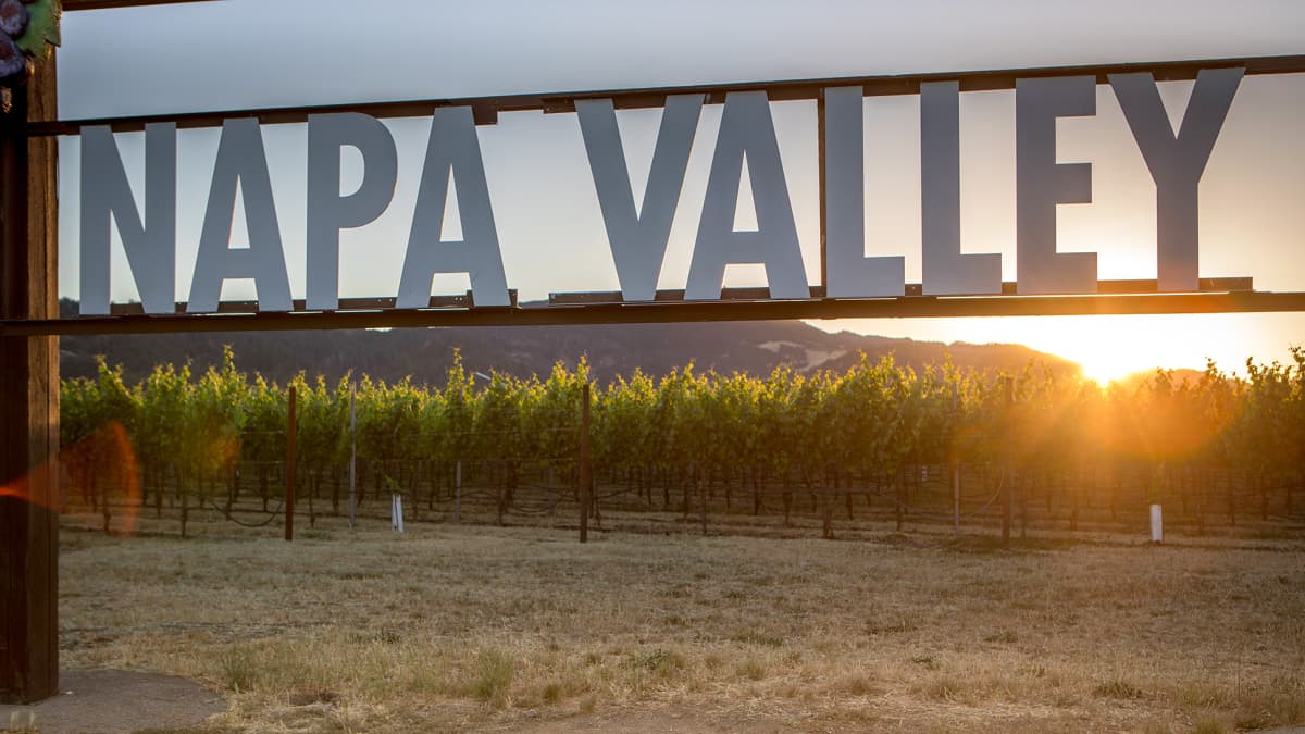 Napa Valley –kyltti auringonlaskussa.