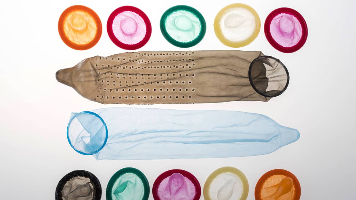 Värillisiä kondomeja.