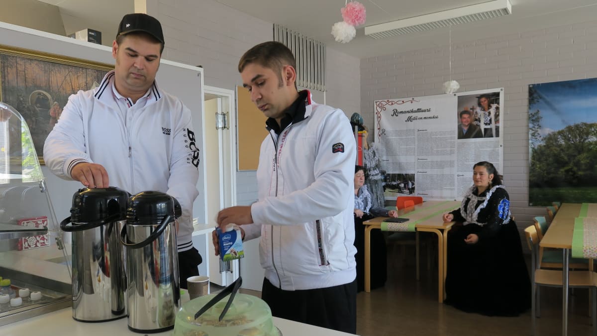Romanit perustivat kahvilan hälventääkseen kulttuuriinsa liittyviä  ennakkoluuloja – 