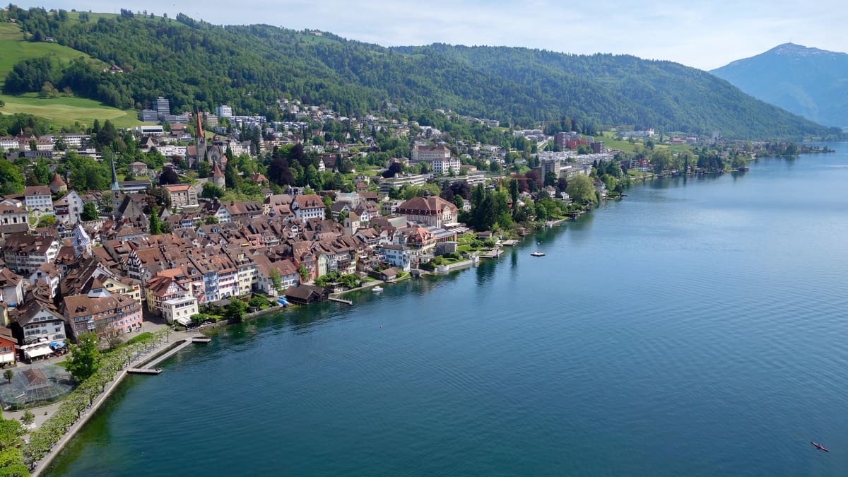 Näkymä Zugin kylään Zugersee järven rannalla.