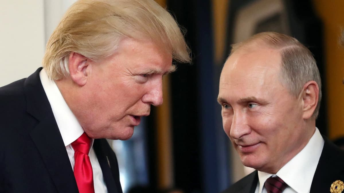 Presidentit Donald Trump ja Vladimir Putin keskustelemassa.