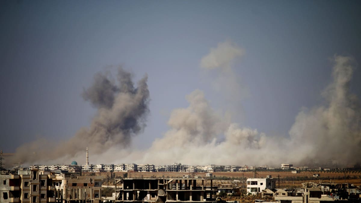 Daraan kaupungista nousee savua Syyrian ilmavoimien pommitusten jälkeen 30. kesäkuuta.