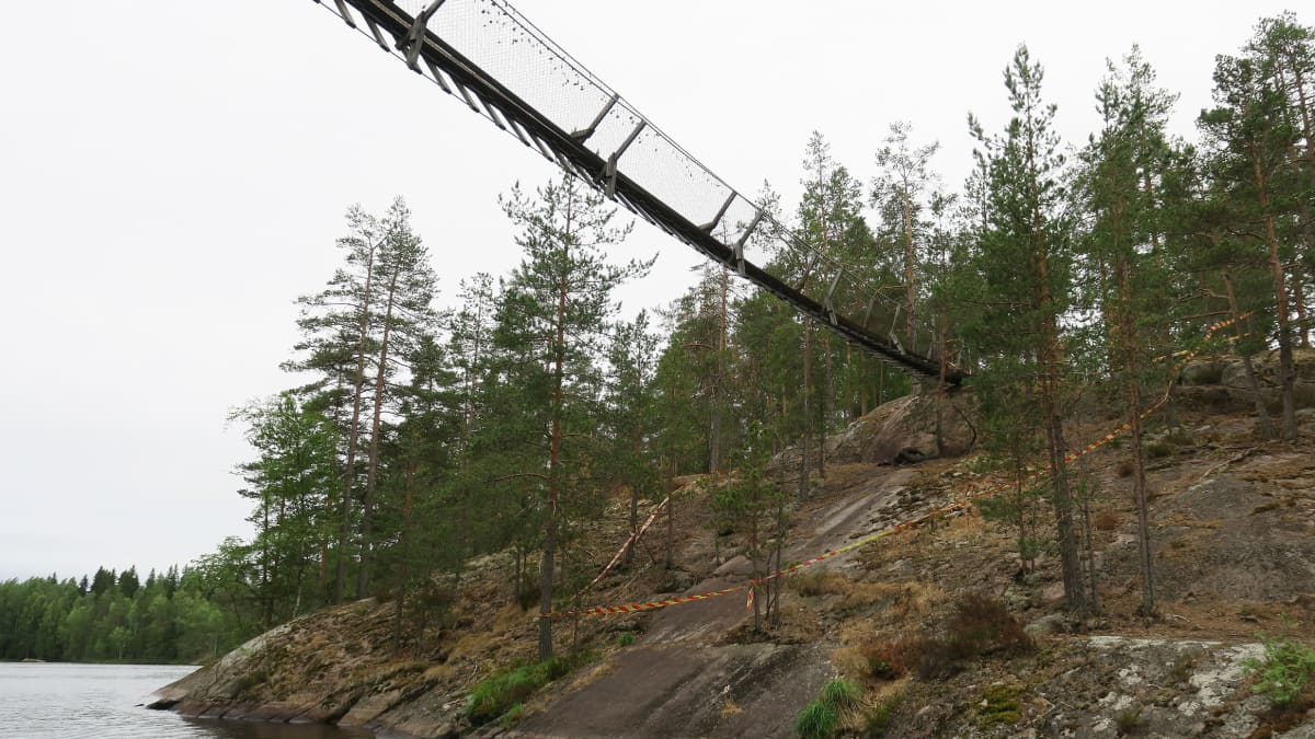 Lapinsalmen riippusilta Repoveden kansallispuistossa, sillan kannatinankkuri pettänyt