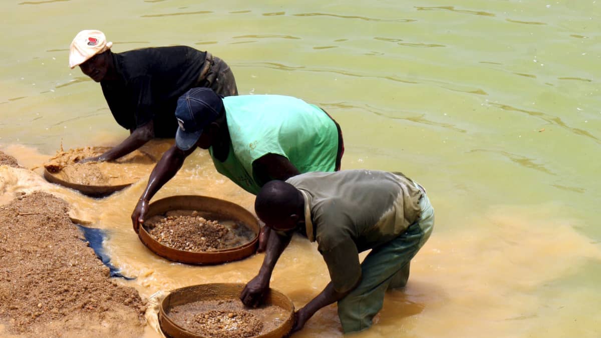 Kaivostyöntekijät etsivät raakatimantteja kaivosalueella Konossa Sierra Leonessa toukokuussa 2007.