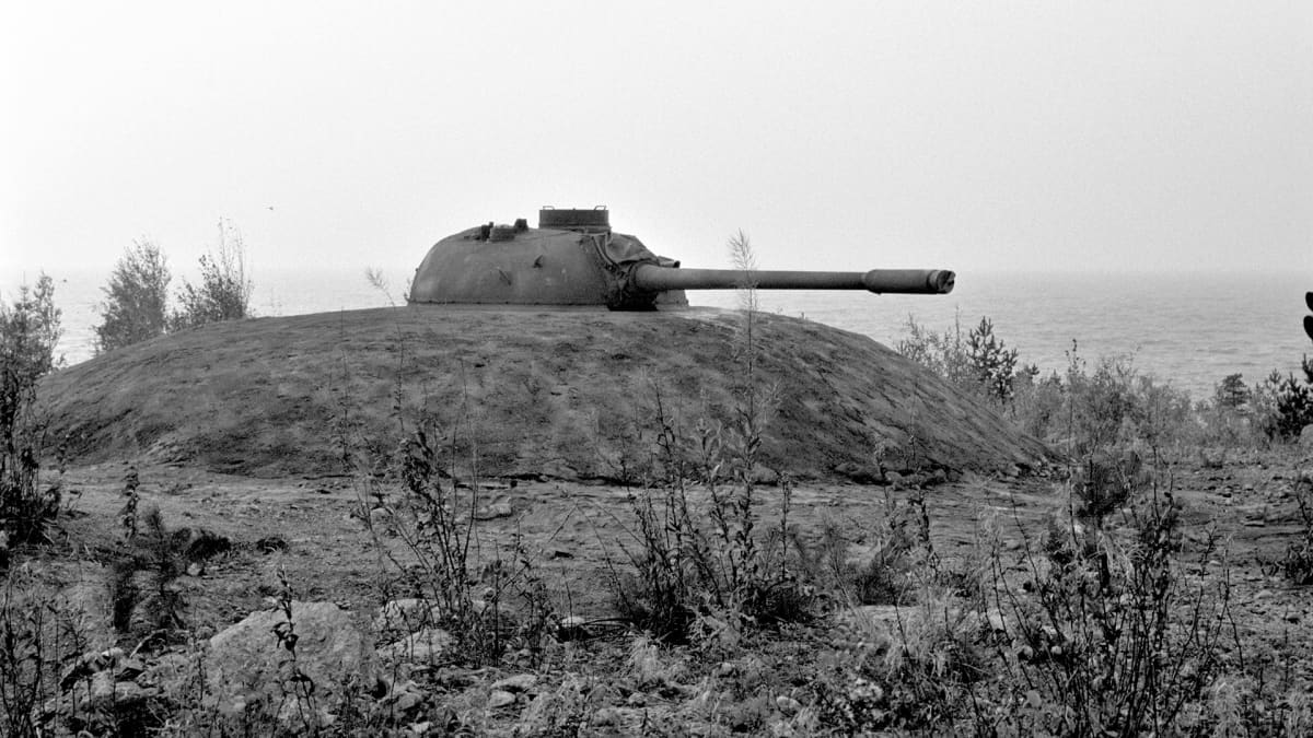 Rannikkotykistöä vahvistettiin asentamalla kallioon panssarivaunujen torneja.