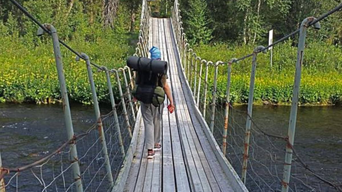 Arkistokuva. Kolsankosken vanha silta Nuorttijoella Urho Kekkosen kansallispuistossa. Silta romahti tammikuussa 2020, ja sen tilalle rakennetaan uusi syksyllä 2020.