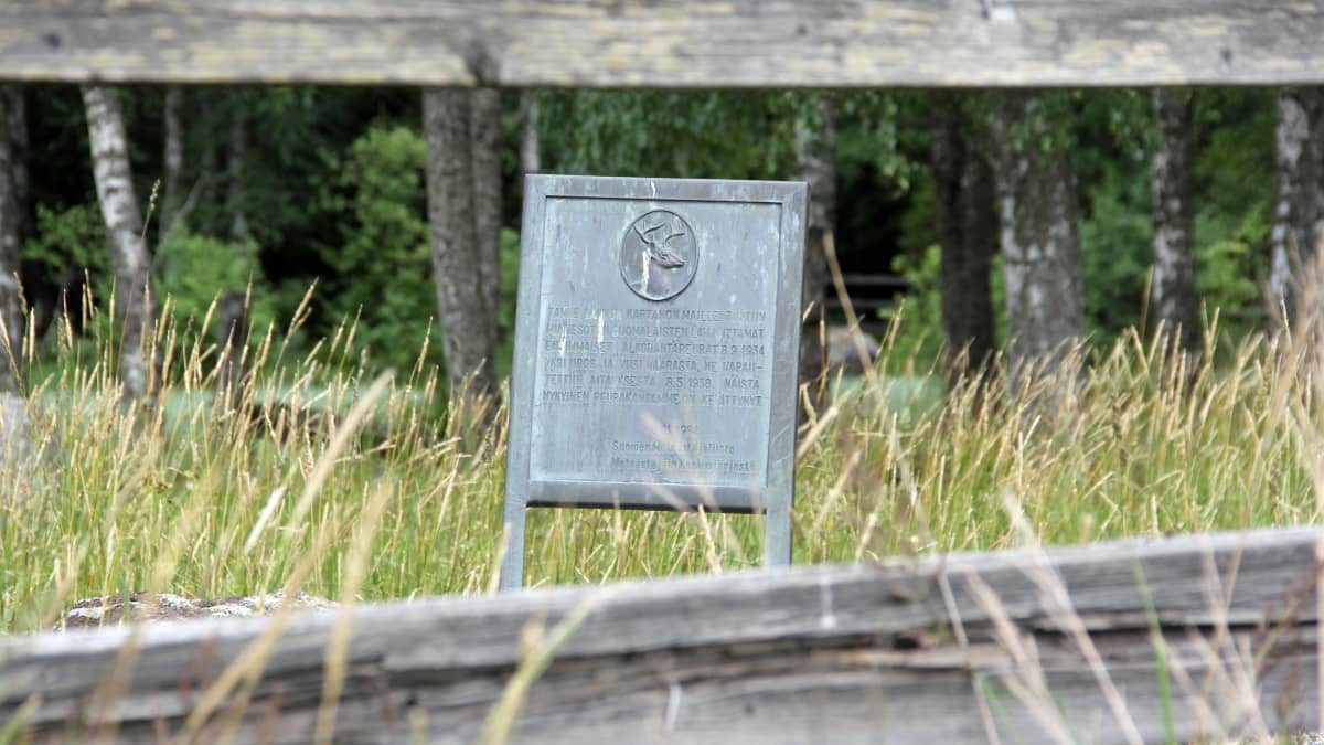Laukon kartanon haassa Vesilahdella oleva valkohäntäpeuralle omistettu muistomerkki
