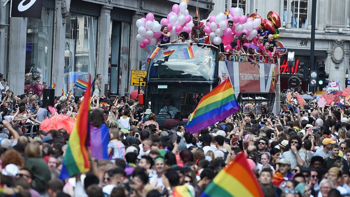 Lontoon Pride-kulkueessa marssi 30 000 osallistujaa – Sadat tuhannet  seurasivat tapahtumaa | Yle Uutiset