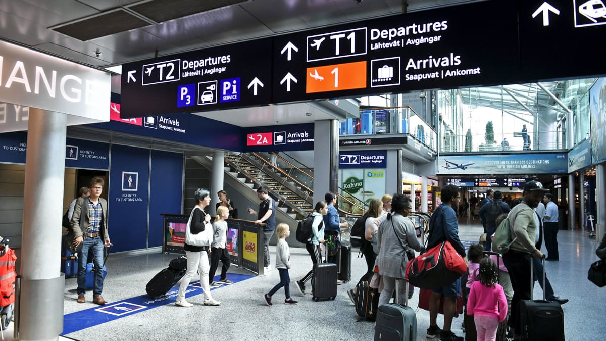 Matkustajia Helsinki-Vantaa lentokentällä.