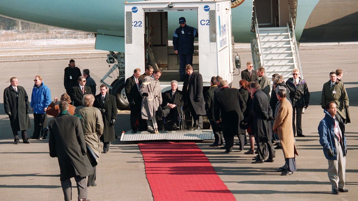 Bill Clinton pyörätuolissa Helsinki - Vantaan -lentokentällä.