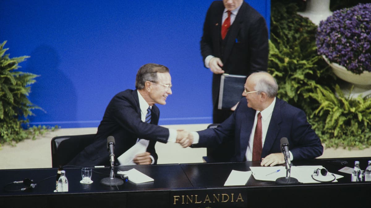 George Bush ja Mihail Gorbatshov vastaamassa tiedotusvälineiden kysymyksiin.