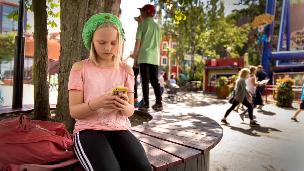 Rauha Hopeakoski, 11, pelaa mobiilipeliä.