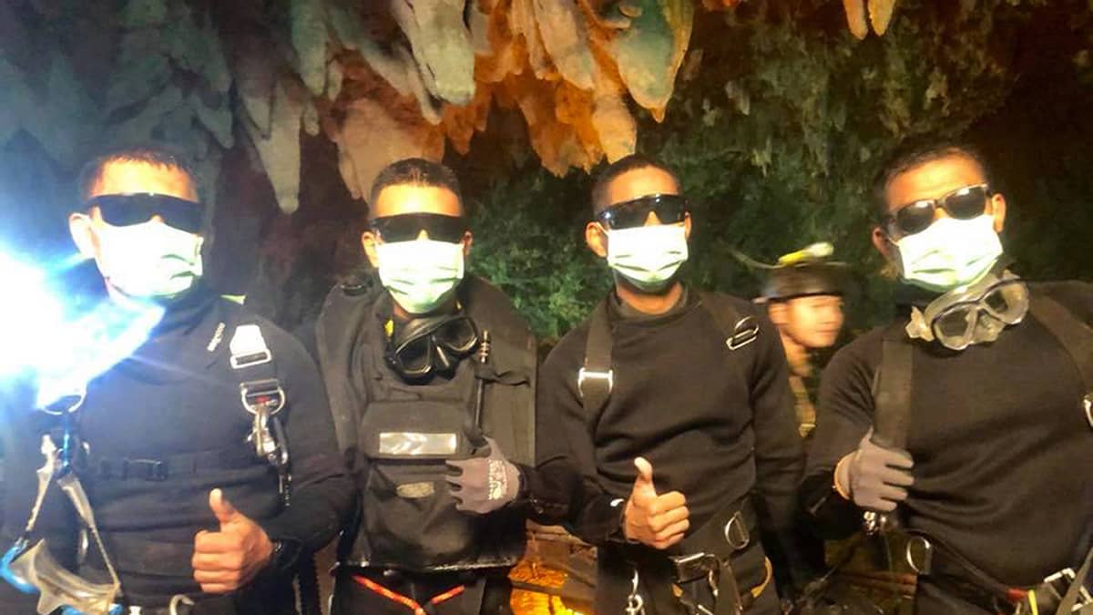 Rohkeutta, pelkoa ja taitoa – keitä ovat thainuoret luolasta pelastaneet  sukeltajat? | Yle Uutiset