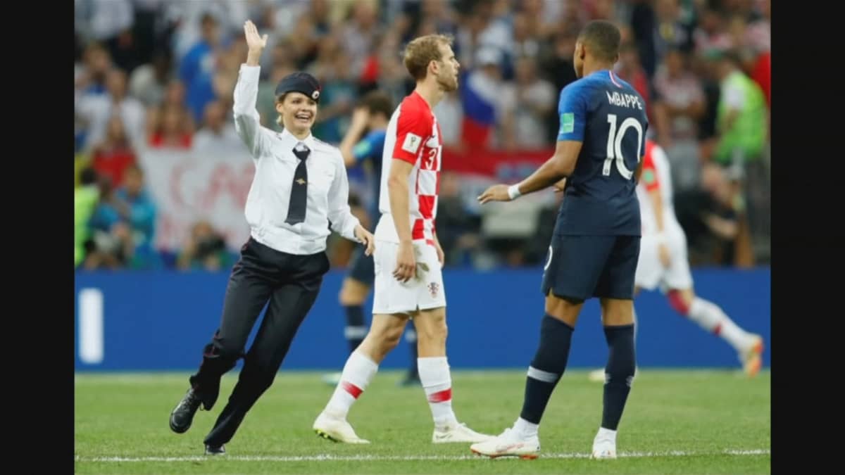Kentälle juosseet Pussy Riot ryhmän aktivistit keskeyttivät hetkeksi Ranskan ja Kroatian välisen jalkapallon MM-loppuottelun Moskovassa sunnuntaina.