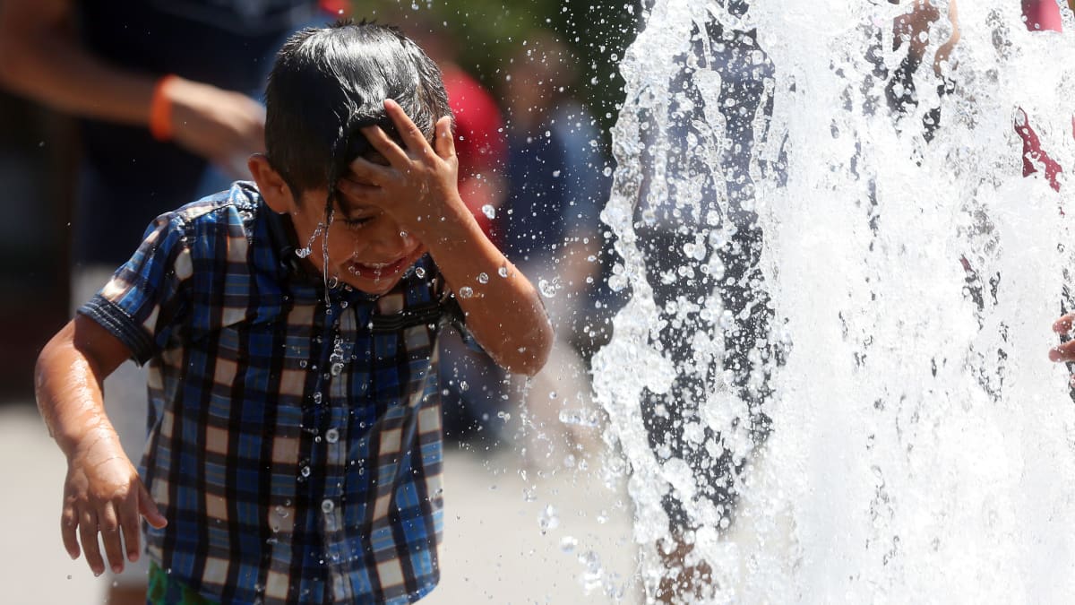 Poika viilentymässä suihkulähteessä Santiagossa Chilessä.