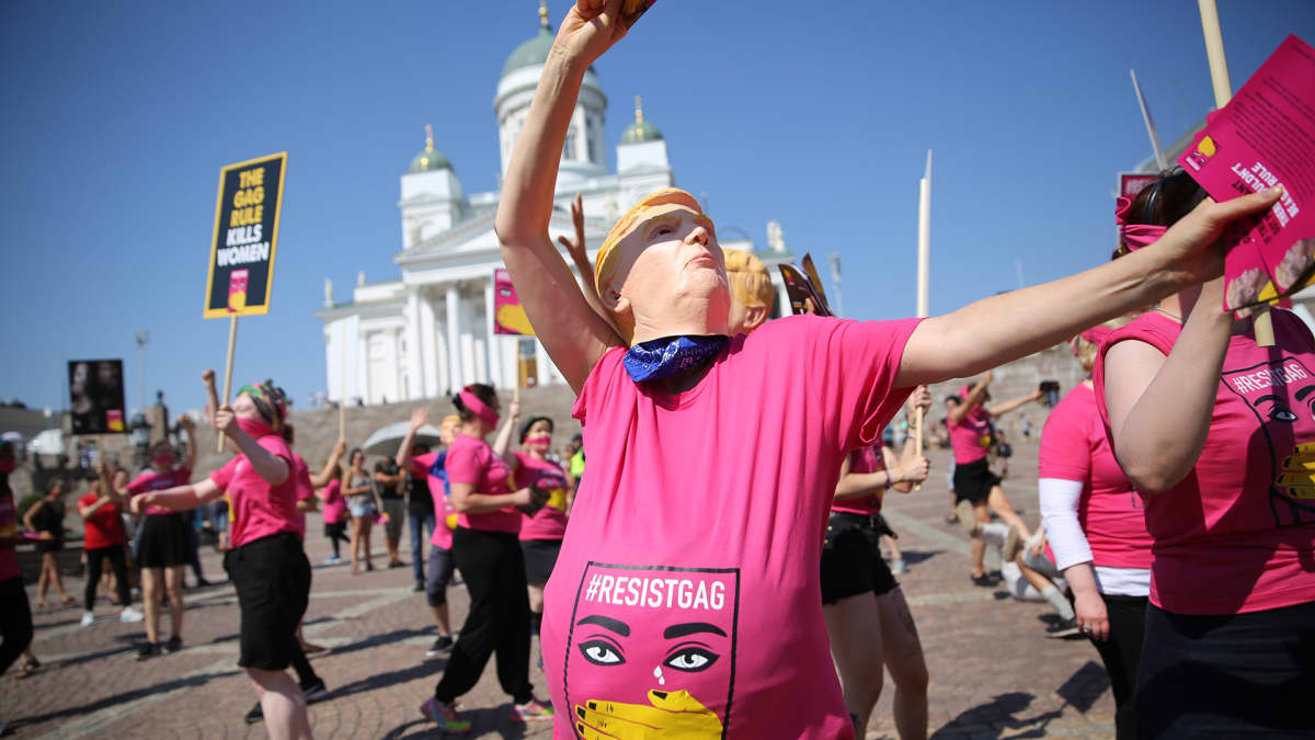 Ihmiset osoittivat mieltään Helsingin Senaatintorilla Trumpin ja Putinin tapaamisen aikaan 16. heinäkuuta.