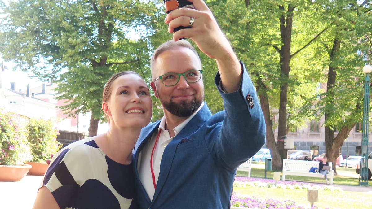 Sanna Marin ja Olli-Poika Parviainen ottavat yhteiskuvaa.