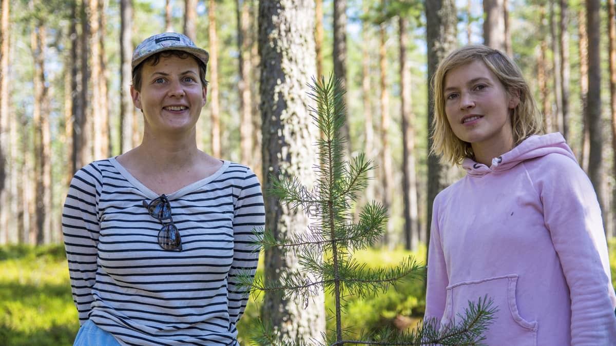 Hanna-Kaisa Tiainen ja Marja Salo Ärjän metsän siimeksessä.