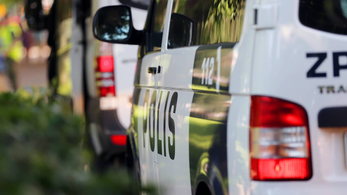 Poliisiautoja.