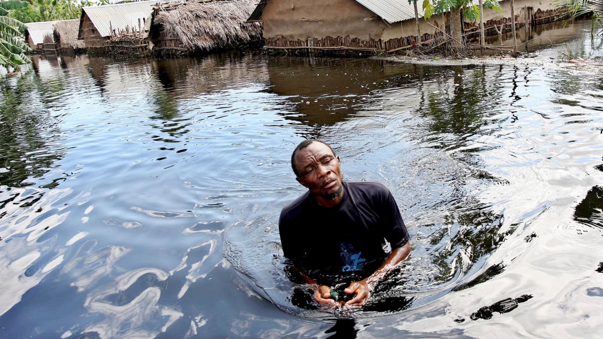 Mies kahlaa tulvavedessä Somalian Jamamessa.