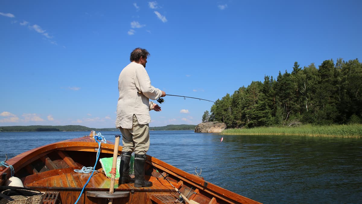 Pekka Haahti kalastaa.