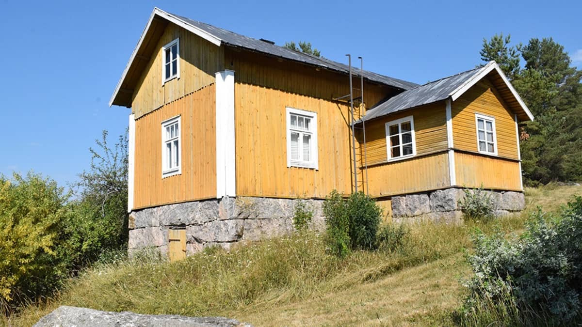 August Pyölniittu asui sisarustensa Idan ja Olgan kanssa yli 60 vuotta Paimion Maljamäessä. Talossa asui myös kasvattipoika aikuisuutensa kynnykselle.