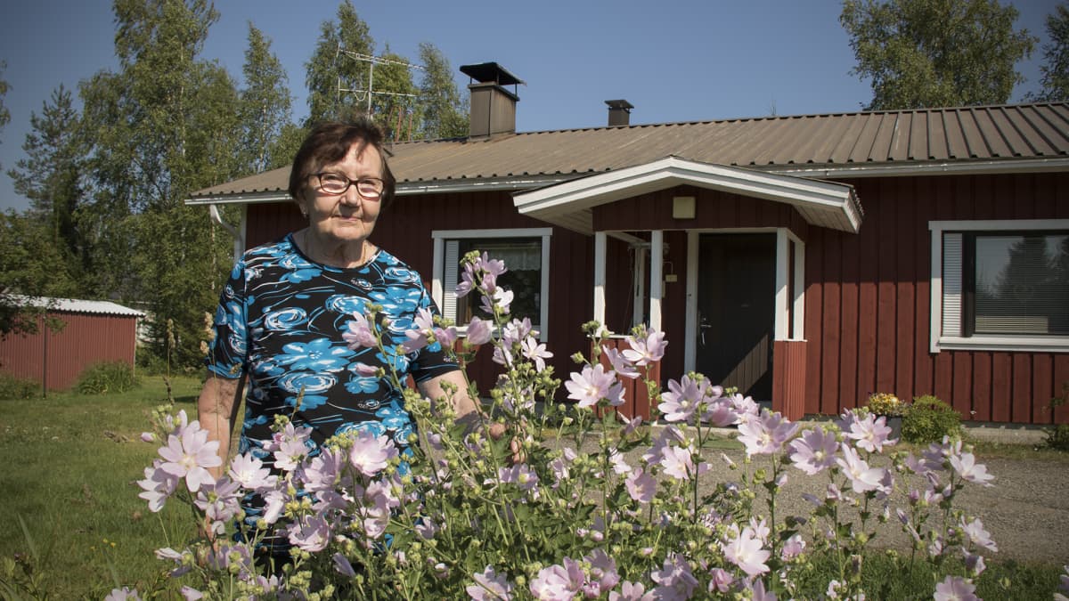 Anja Soininen talonsa pihalla.