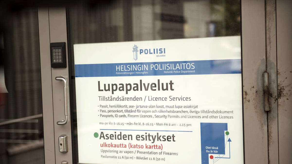 Lupapalvelut -kyltti Helsingin poliisilaitoksen ovessa.
