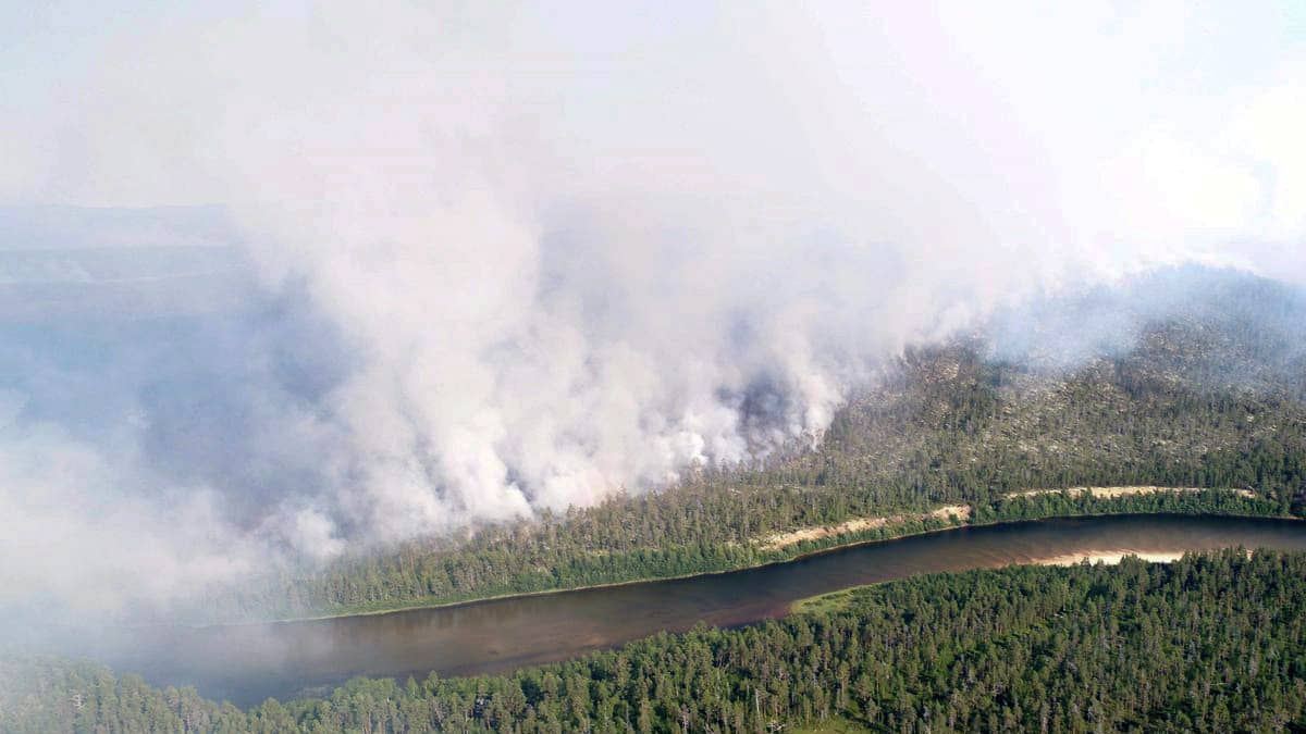 Metsäpaloista syntyvää savua Ratasvaaran alueella Raja-Joosepissa 21. heinäkuuta