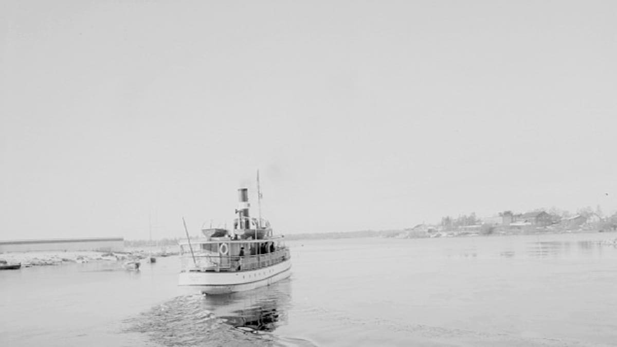 Hailuoto-laiva kävi sulan veden aikana joka päivä kääntymässä Oulussa toukokuusta joulukuulle.