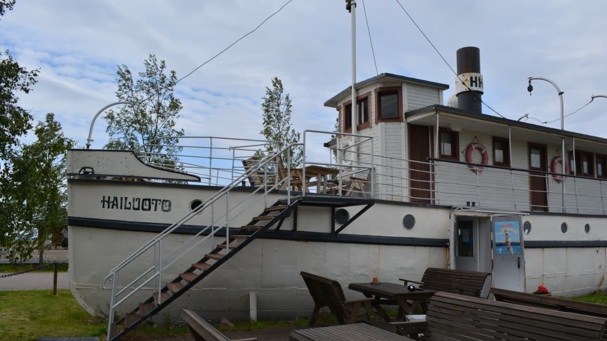 Laiva toimii nykyään kahvilana Lumijoen Varjakassa. Vuonna 1920 Varjakan edustalla sattui laivan tuhoisin onnettomuus, jossa viisi ihmistä hukkui heidän ahtauduttaan liian pieneen veneeseen matkatavaroineen.