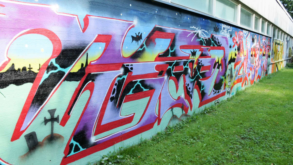 Graffitia Kaurialan koulun ulkoseinässä Hämeenlinnassa.