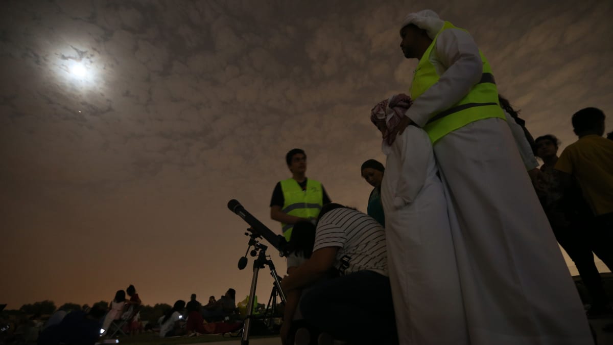 Ihmisiä katselemassa kaukoputkella taivaalle Dubaissa.