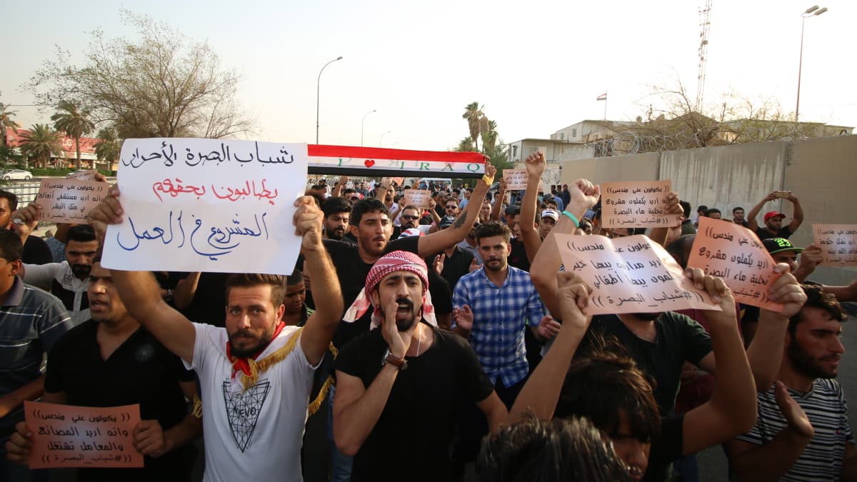 Tuhannet mielenosoittajat marssivat perjantaina Basran kaduilla Kakkois-Irakissa.