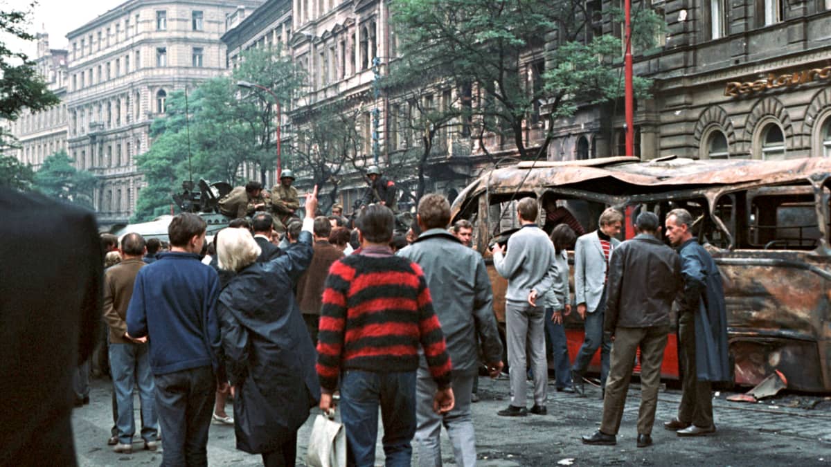 Neuvvostoliittolaisia tankkeja Prahan kadulla 1968.