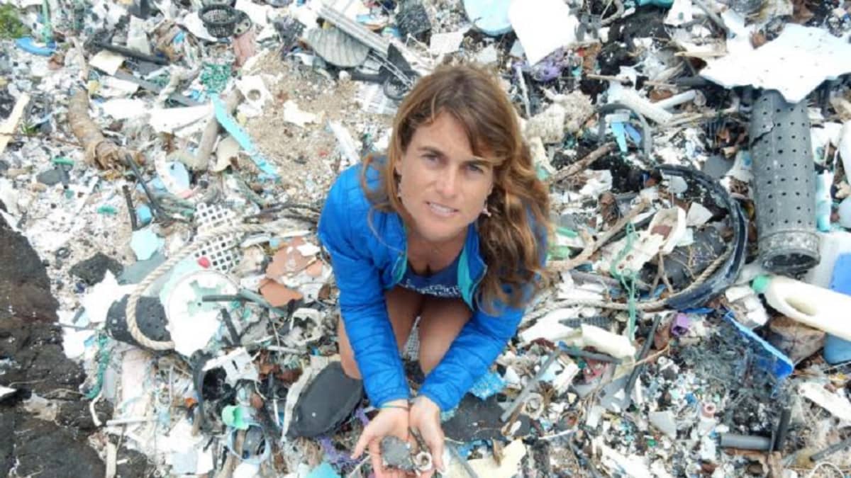 Tutkija muovijätteen peittämällä rantahiekalla.