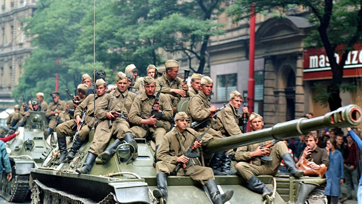 Neuvostosotilaita panssareiden päällä Prahan kadulla elokuussa 1968.