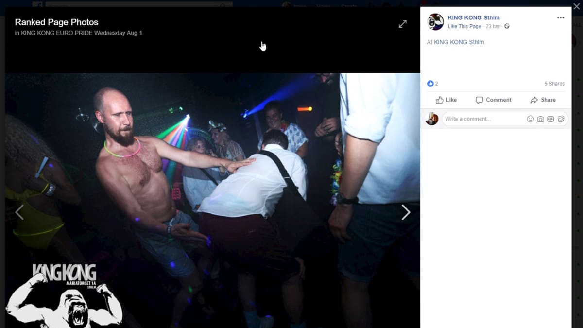 Ruutukaappaus tukholmalaisen homoklubin Facebook-sivuilta. Kuvassa Touko Aalto näyttää läiskivän kumartunutta ihmistä takapuolelle.