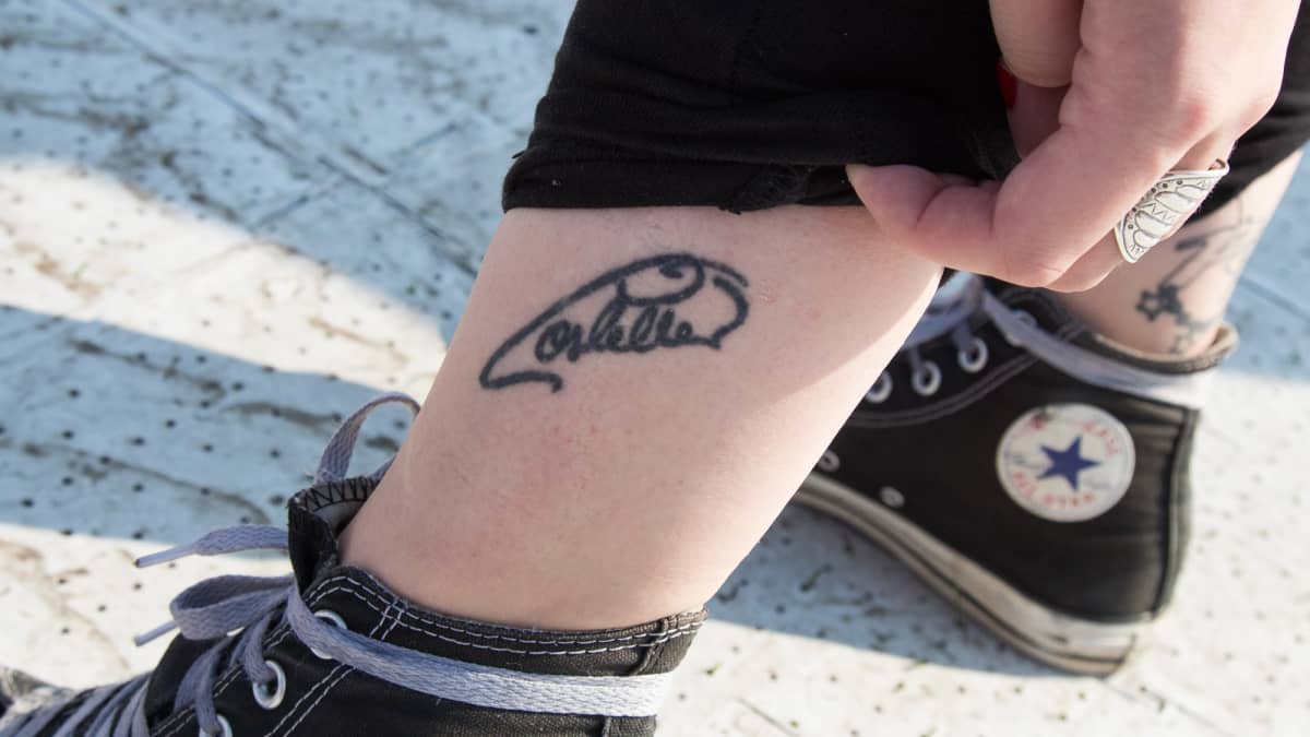 Costello Hautamäen nimikirjoitus tatuioituna jalkaan.