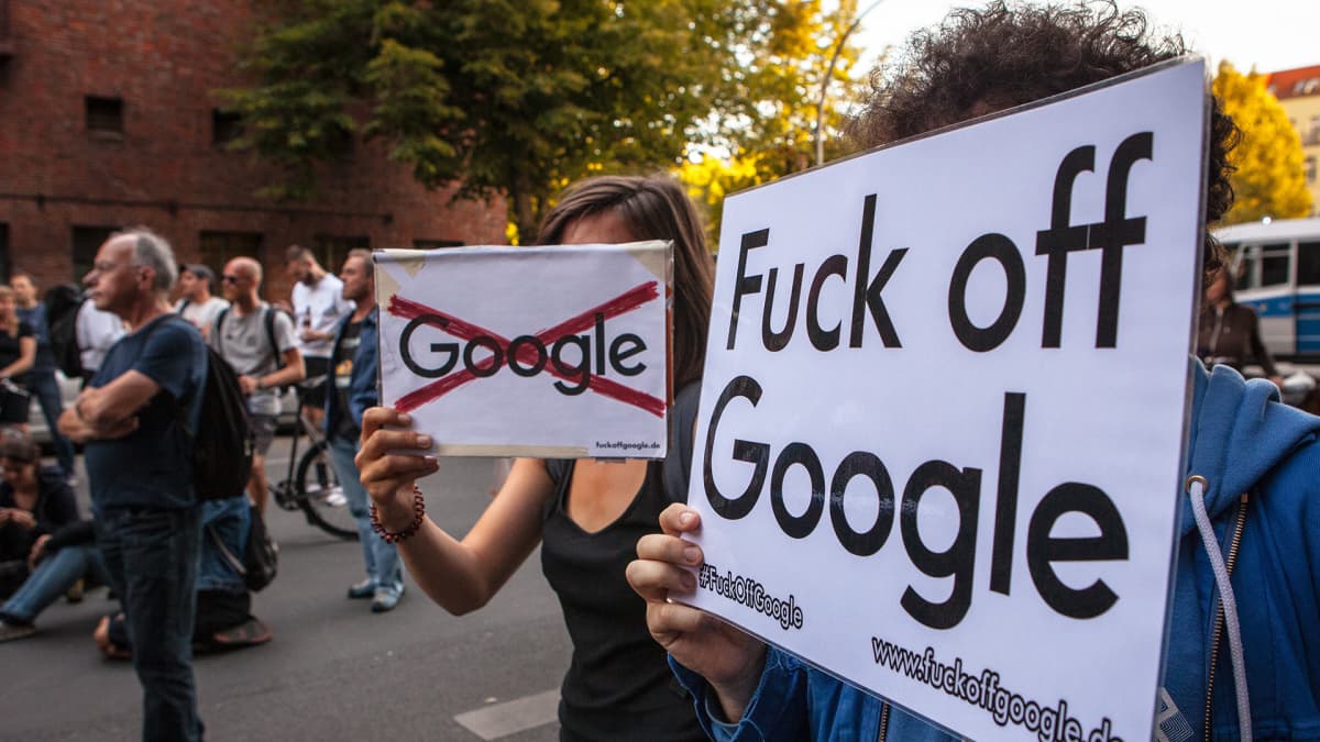 Mielenosoitus Saksassa, kylteissä vastustetaan Googlea.