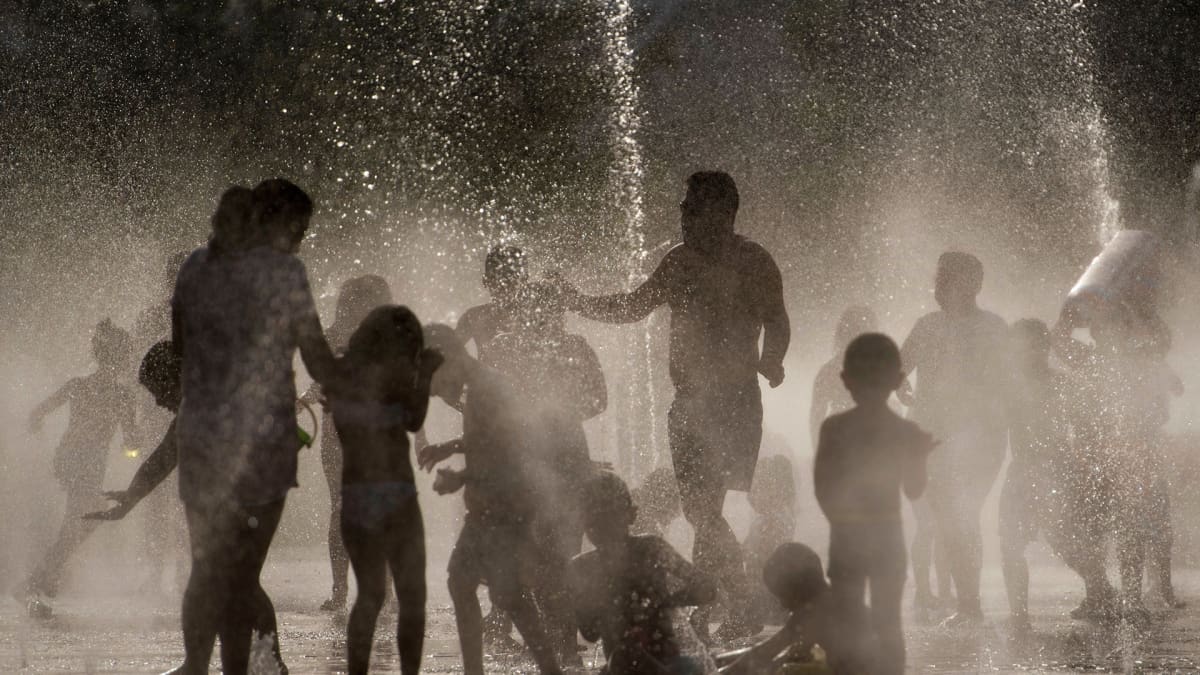 Ihmiset vilvoittelivat suihkulähteessä Madridin Rio-puistossa 3. elokuuta.