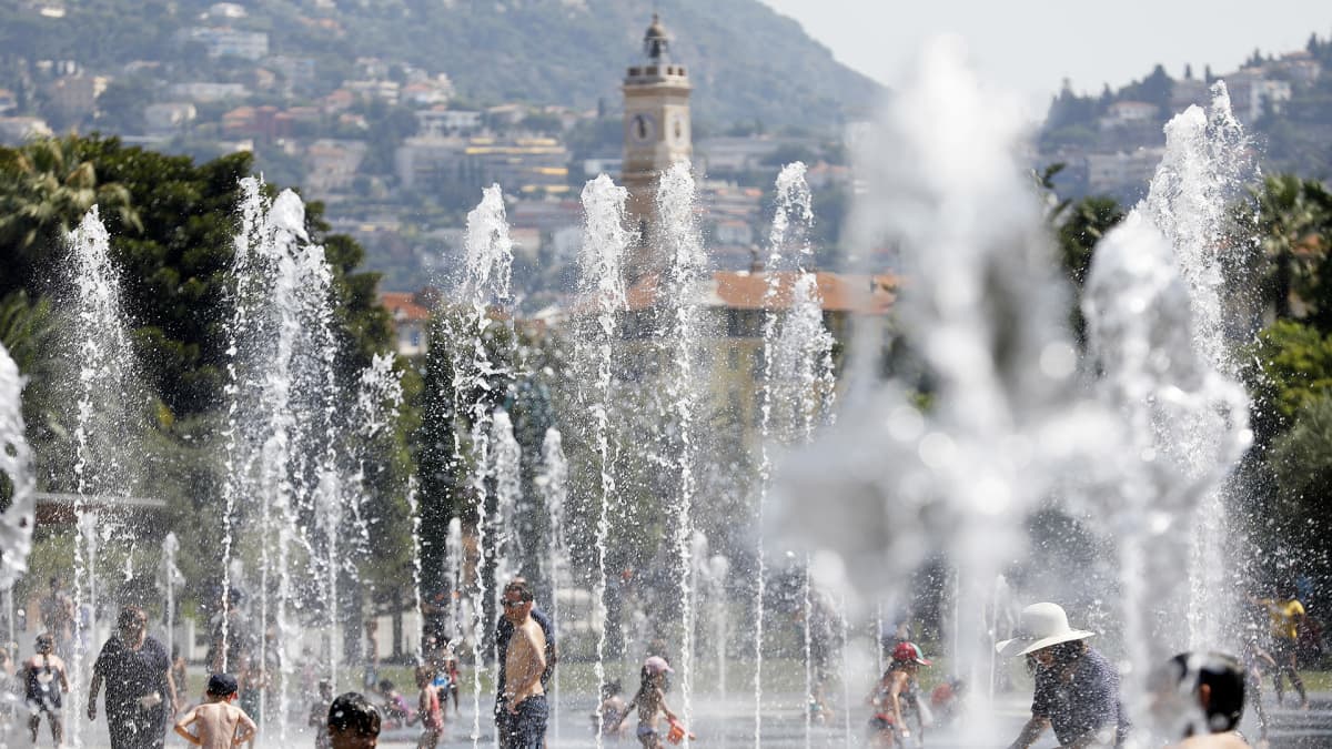 Lapset leikkivät suihkulähteillä Nizzassa.