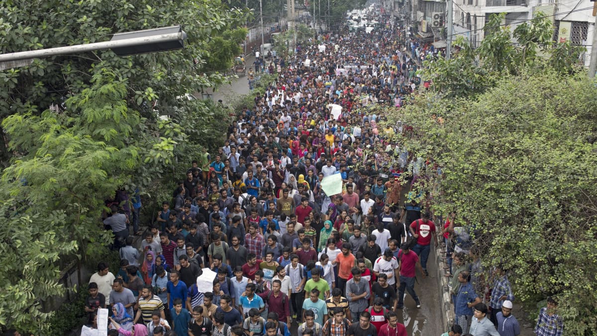 Tuhannet nuoret ovat protestoineet pääkaupungissa Dhakassa jo kahdeksatta päivää.