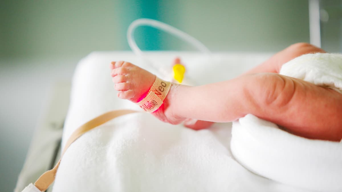 Vauva kärsi hapenpuutteesta synnytyksessä, tämä on maksanut sairaalalle jo  2,7 miljoonaa euroa – Näin kalliiksi virheet tulevat