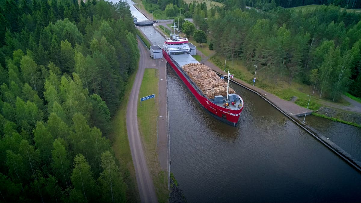 Rahtilaiva Saimaan kanavalla.