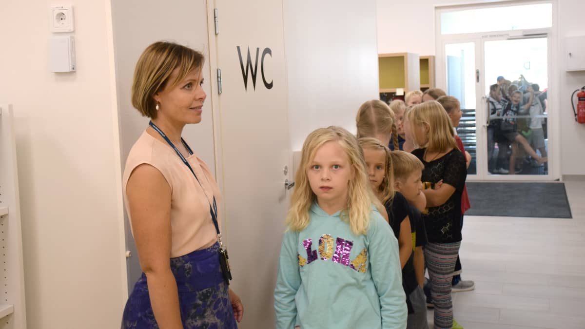 Rehtori Kati Hirvonen ja 3. luokkalaisia Nummen koululla.